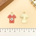Rode voetbalshirt hanger van emaille metaal met goudkleurige getextureerde achterkant - Voetbalshirt (16738) / 20x25mm / Rood met gouden basis