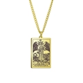 Detailansicht des goldenen Edelstahl-Tarot-Anhängers mit Motiv der Mäßigkeit und Gravur - Gold - Die Mäßigkeit