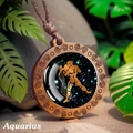 Collar de madera del signo Acuario con cabujón de vidrio y cordón de cera marrón - Acuario