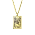 Nahaufnahme der goldenen Tarot-Halskette mit Die Liebenden Gravur und Panzerkette - Gold-Die Liebenden