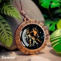 Detailansicht des Gemini Sternzeichen Holzanhängers mit Glas-Cabochon und Kordel - Zwillinge