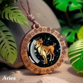 Detalle macro del colgante de Aries en vidrio y marco de madera con cuerda marrón retro - Aries