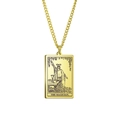 Makro-Detail der goldenen Tarot-Halskette mit graviertem Der Magier Anhänger - Gold-Der Magier