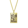 Makro-Detail der goldenen Tarot-Halskette aus Edelstahl mit der Gravur Die Herrscherin - Gold - Die Herrscherin
