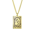 Makro-Detail des goldenen Tarot-Anhängers mit der feinen Gravur THE WORLD und der Halskette - Gold-Die Welt