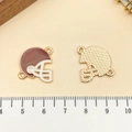 Geëmailleerde American football helm hangers voor DIY sleutelhangers en sieraden - Football Helm (21721) / Dubbele Lus 19x17mm / Bruin Email