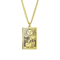 Detail eines goldenen Tarot-Anhängers mit graviertem The Sun XIX Motiv und robuster Kette - Gold - Sonnenstrahl