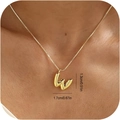 Model trägt goldene Halskette mit W-Buchstaben-Anhänger und Maßen von 1,7 cm x 1,3 cm - Gold-W