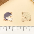 Paarse emaille rugbyhelm bedel van gouden legering voor creatieve DIY-sieraden - Football Helm (21723) / Dubbele Lus 19x17mm / Paarse Emaille