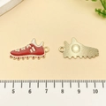 Voetbalschoen hanger in rood en wit emaille met gouden achterkant voor DIY sieraden - Voetbalschoen (19639) / 14x26mm / Rood Emaille