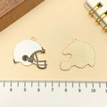 DIY American football helm bedeltje van legering met wit emaille en gouden rand - Football Helm (21724) / 28x25mm / Witte Emaille
