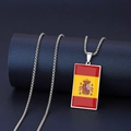 Silberne Edelstahlkette mit Spanien-Flaggen-Anhänger aus Harz auf blauem Display-Ständer - Spanien-Stil