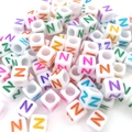 Cuentas de cubo de acrílico blanco 6mm con letras N y Z de colores para joyería DIY - Cuenta de Letra de Color Cuadrada Blanca N