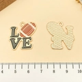 Gouden LOVE-bedeltje met American football voor DIY sportieve sieraden maken - LOVE Football (21729) / 24x24mm / Zwarte Emaille Stijl