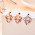 Makro-Detail von herzförmigen rosa Kristallen und Stern-Ohrsteckern in drei Metallfarben - Herz Katzenauge Stil-8# / Gold