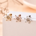 Vue macro de trois clous d'oreilles fleur en acier avec zircons marquise en or et argent - Style Fleur-5#
