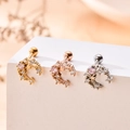 Detailansicht von Stern und Mond Knorpelsteckern mit Zirkon in Gold, Roségold und Silber - Mond Stil-3# / Gold