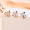 Vue détaillée de boucles d'oreilles flocon en zircon avec fermoirs à bille filetés - Style Flocon de Neige-6#