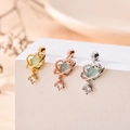 Trois boucles d'oreilles cœur et étoile en or, argent et or rose sur support d'expo - Style Planète-7#