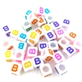 Cuentas de cubo de acrílico blanco de 6mm con letra B de colores para hacer joyas DIY - Cuenta de Letra de Color Cuadrada Blanca B