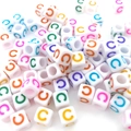 Cuentas de cubo de acrílico blanco de 6mm con letra C de colores para joyería DIY - Cuenta de Letra de Color Cuadrada Blanca C