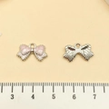 Colgantes de lazo en esmalte rosa con reverso texturizado para joyería DIY - Lazo Rosa Brillante (21871)
