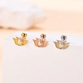 Detailansicht der Lotus-Ohrstecker mit buntem Zirkonia in drei verschiedenen Metalltönen - Lotus-Form (Gold)