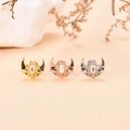 Detalle macro de pendientes de estrella y luna en acabados oro, oro rosa y plata - Estilo Luna y Estrella (4#) / Plateado