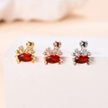 Detailaufnahme der Krabben-Ohrringe in Gold, Silber und Roségold mit rotem Zirkon-Stein - Rote Zirkonia Krabbe (Gold)
