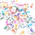 Cuentas cuadradas 6mm de acrílico blanco con letra E de colores para joyería DIY niños - Cuenta de Letra de Color Cuadrada Blanca E