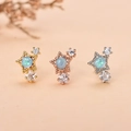Dettaglio di orecchini a stella con opale blu e zircone brillante in tre tonalità di metallo - Stile Stella Opale Blu (7#)