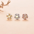 Dettaglio di orecchini a stella con diamanti in finiture oro, argento e oro rosa - Stile Geometrico Radiante (5#)