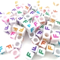 Cuentas de cubo blancas de acrílico de 6 mm con letra F de colores para joyería DIY - Cuenta de Letra de Color Cuadrada Blanca F