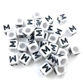 Cuentas de cubo de acrílico blanco con letra M negra impresa para joyería artesanal - Cuenta de Letra Cuadrada Blanca M