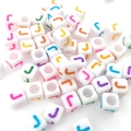 Cuentas cuadradas de acrílico blanco 6mm con letra J de colores para bisutería DIY - Cuenta de Letra de Color Cuadrada Blanca J