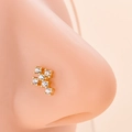Macro di un piercing al naso dorato con un cluster di sei zirconi cubici a taglio brillante - Stile Croce - Oro (5# Oro)