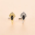 Detail von Vintage-Nasensteckern in Schildform mit schwarzem Zirkon und Retro-Gravur - Rautenschild-Stil (1#) / Gold