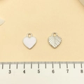 Colgantes de corazón de esmalte blanco y oro para joyería DIY mostrados con regla - Diseño de Forma de Corazón Blanco (21907)