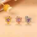 Dettaglio di tre orecchini tragus in acciaio inossidabile con zirconi viola a triangolo - Stile Triangolo Viola con Palline (5#) / Argento