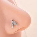 Dettaglio macro di un piercing al naso in argento con zirconi a forma di coda di pesce - Stile Doppia Foglia - Argento (9# Argento)
