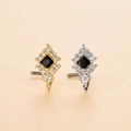 Makroaufnahme von L-förmigen Nasensteckern mit schwarzem Zirkon in Gold und Silber - Quadratischer Geometrischer Stil (3#) / Gold