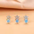 Detail von blauen Opal-Blumenohrringen in Gold, Roségold und Silber Ausführungen - Blume Großer Runder Stein Stil (1#) / Gold