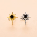 Dettaglio di piercing al naso a stella in oro e argento con zircone nero - Stile Design a Stella (4#) / Oro