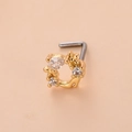 Vue macro d'un piercing de nez en L avec couronne de fleurs dorées et oxydes de zirconium - 4# Style Guirlande Avec Décor en Strass / Or