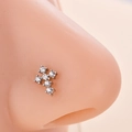 Macro di piercing al naso a croce d'argento con zirconi su modello anatomico - Stile Croce - Argento (5# Argento)