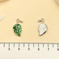 Colgante de hoja esmaltada en verde de aleación plateada para creación de joyas - Diseño de Hoja Verde (21916)