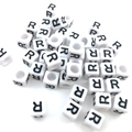 Cuenta de cubo de acrílico blanco de 6x6mm con letra R negra para joyería DIY y pulseras - Cuenta de Letra Cuadrada Blanca R
