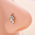 Vista macro di piercing al naso con grappolo di zirconi a foglia su modello realistico - Stile Foglia - Argento (8# Argento)