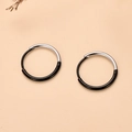 Detail von minimalistischen zweifarbigen Edelstahl-Creolen in Schwarz und Silber für Damen - Schwarz & Silber (4#)