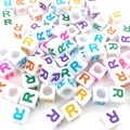 Cuentas de letras R de acrílico blanco 6mm con colores para pulseras y joyería DIY - Cuenta de Letra de Color Cuadrada Blanca R